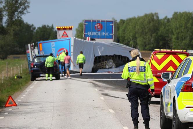 Lastbilsslp med olja vlte utanfr sknska Bonnarp Exte