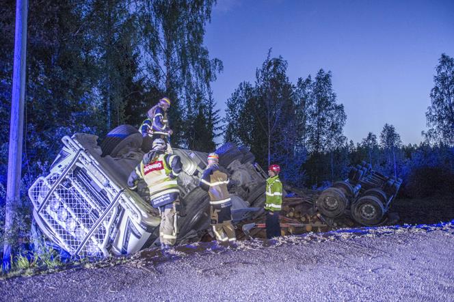Timmerbilsolycka p lnsvg 707 ster om Avesta 