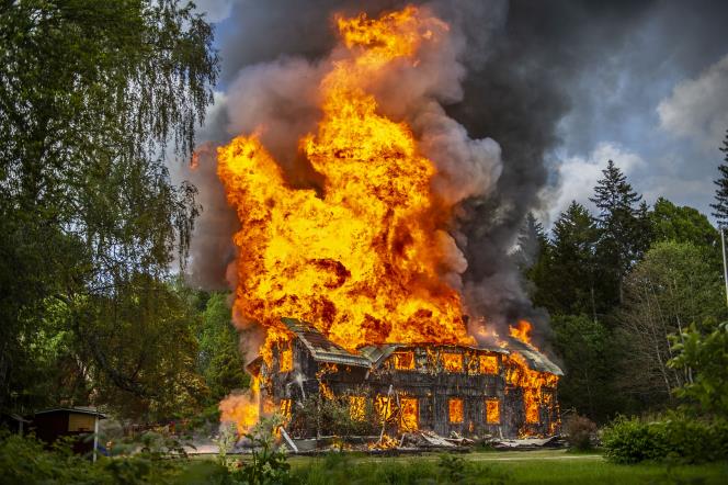 Kraftig brand i flerfamiljshus i Norberg  en person lindrigt skadad