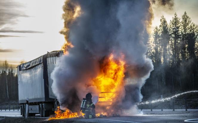 Lastbilsbrand p� v�g 68 mellan Norberg och Avesta