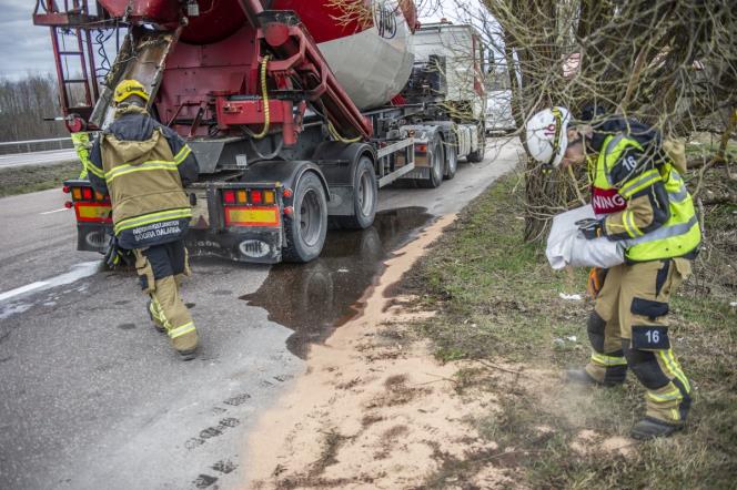 Dieselutsl�pp efter d�ckexplosion � halt p� v�g 70