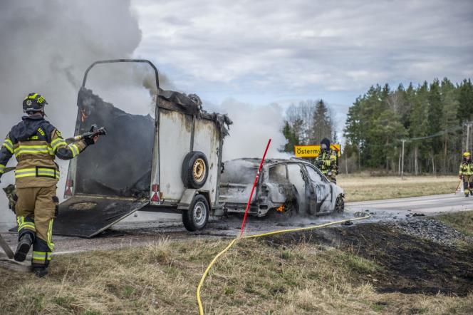 H�stsl�p och personbil �vert�nd p� l�nsv�g 835 utanf�r Sala