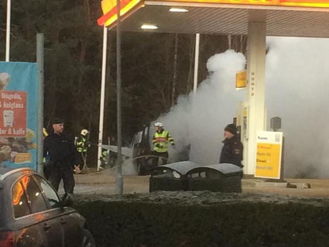 Bil brann på bensinmack i Nyköping