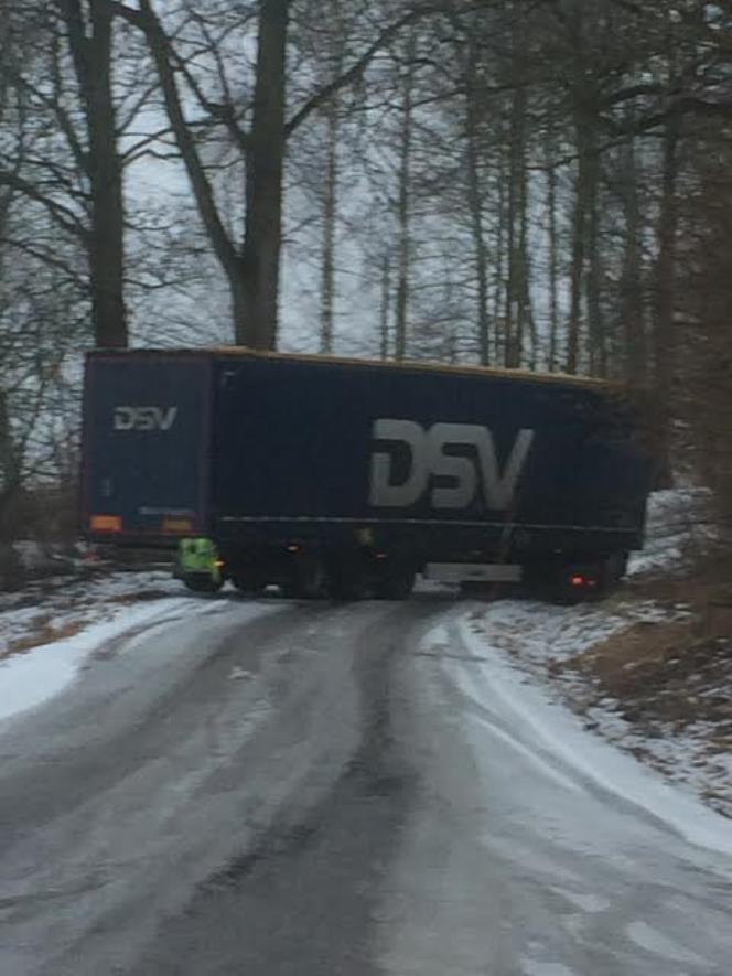Lastbil blockerade väg i Nyköping