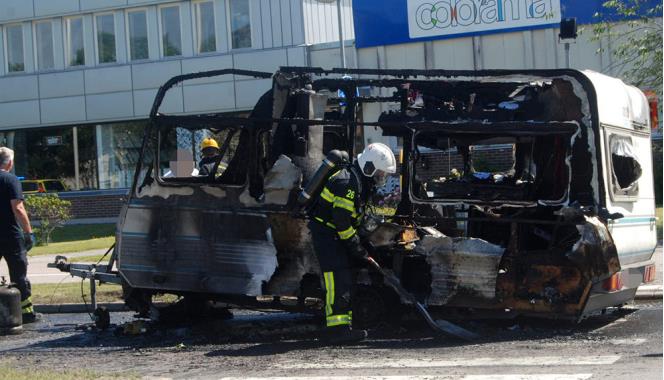 Bil och husvagn började brinna i Nyköping
