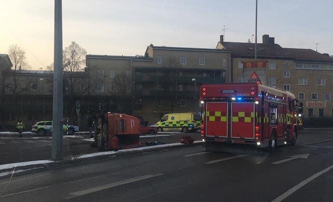 Bil voltade vid Tullbron i Linköping