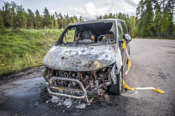 Förare körde in i räcke – bilen fattade eld