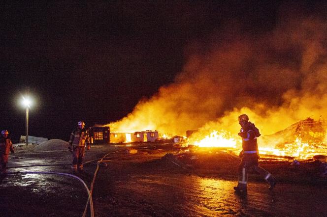 Stor lada totalförstörd i brand utanför Skultuna: ”Har rasat samman”