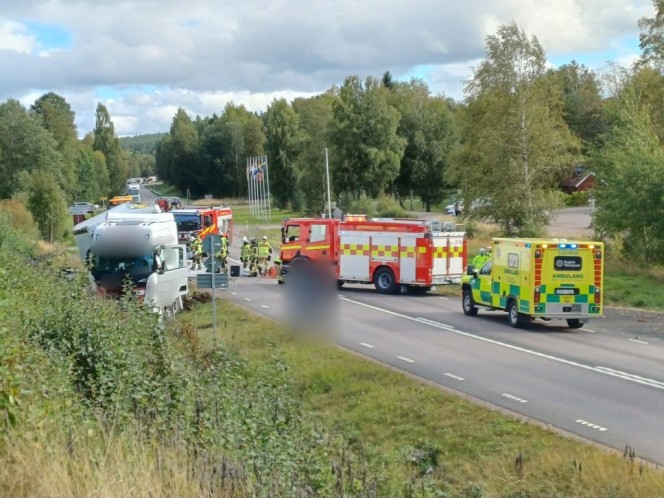 Kvinna död efter olycka på E18 – krockade med lastbil