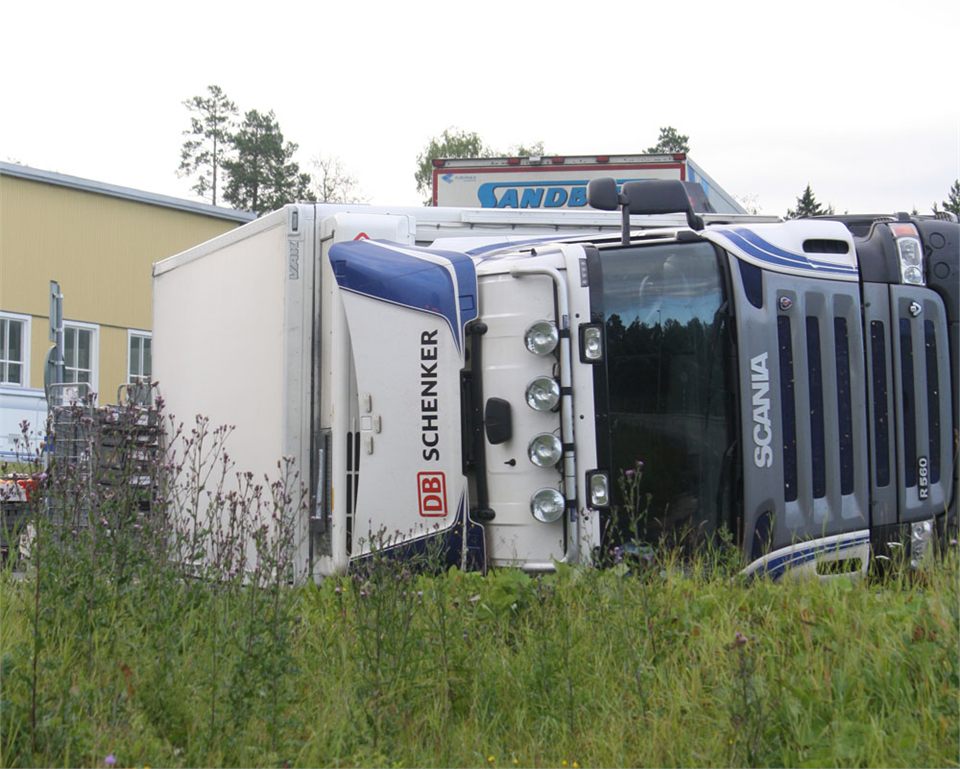 Lastbil välte i rondell