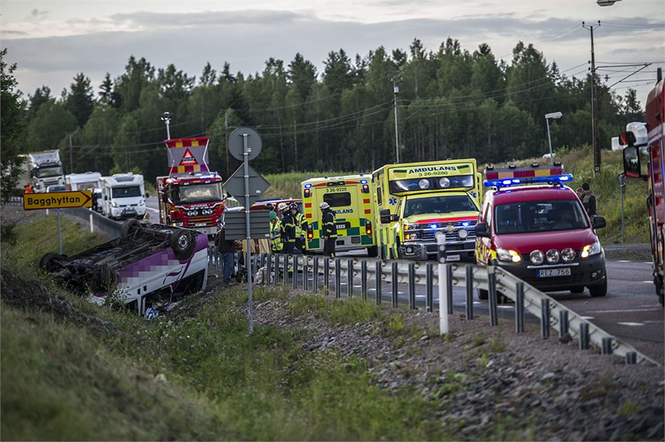 Fem svårt skadade i olycka söder om Torsåker