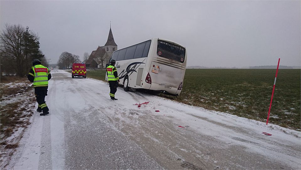 Skolbuss och mopedbil i krock på Gotland