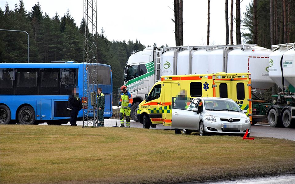 Buss och bil i krock i Lidköping