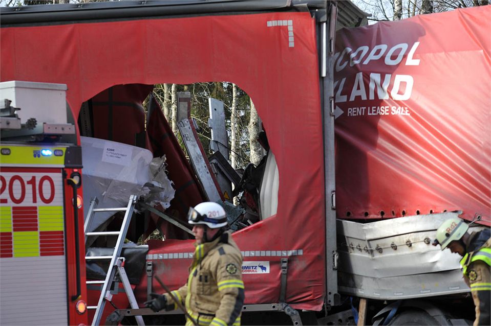 Två lastbilar i krock på E18 - en avliden