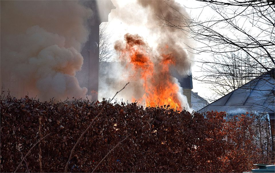 Bil totalförstörd i kraftig brand