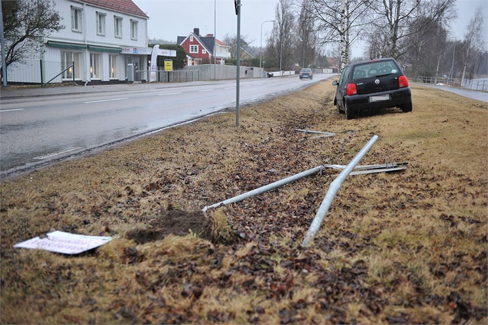 Bil kolliderade med träd i Råtorp i Karlstad