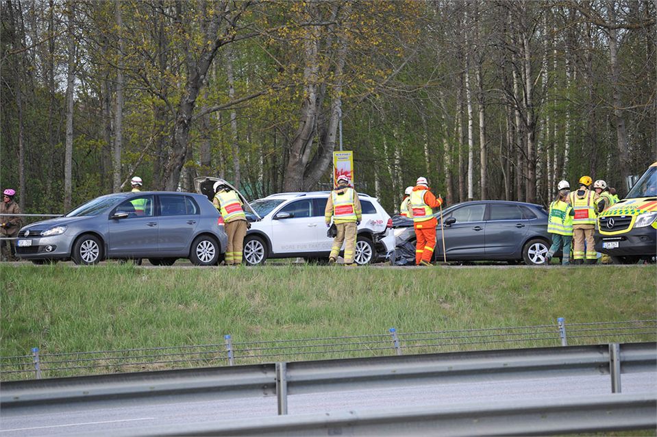Tre bilar i krock vid Rudsmotet i Karlstad