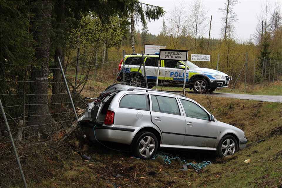 Lastbil och personbil i krock utanför Skara