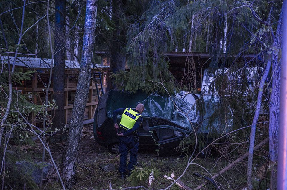Bil voltade vid järnvägsövergång utanför Smedjebacken