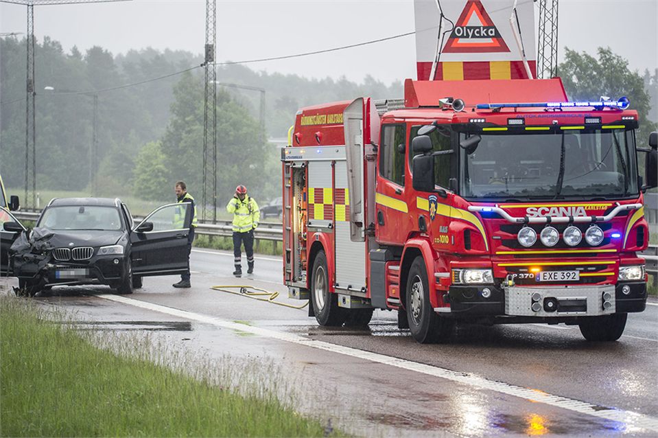 Två bilar i kraftigt krock på E18 i Karlstad