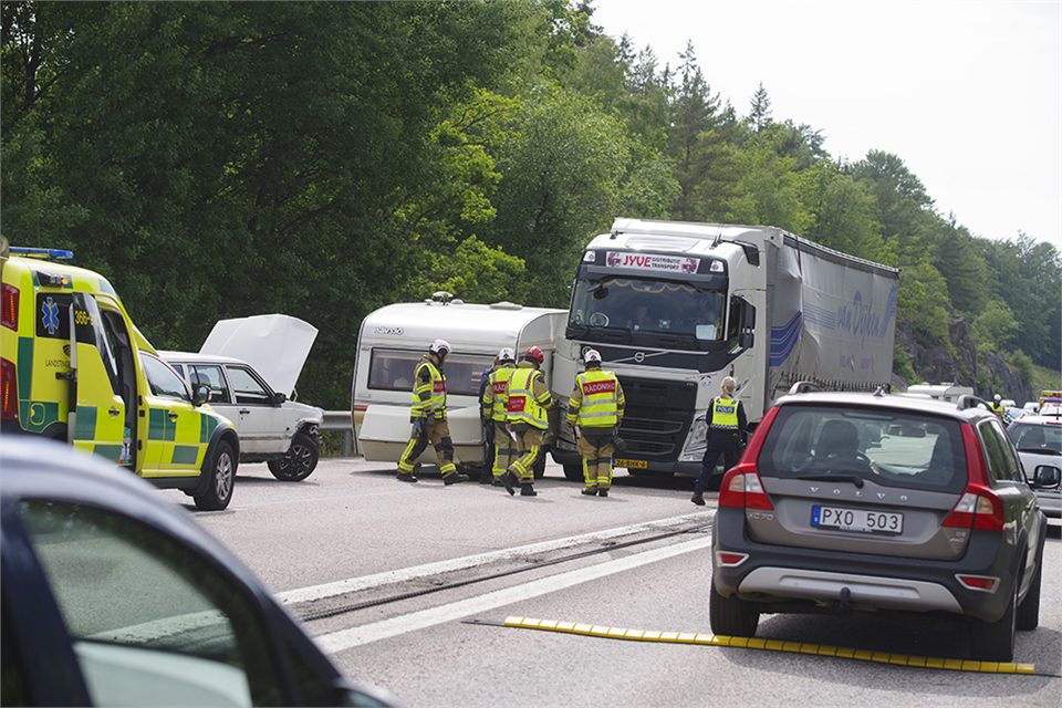 Lastbil och husvagnsekipage i krock utanför Ronneby