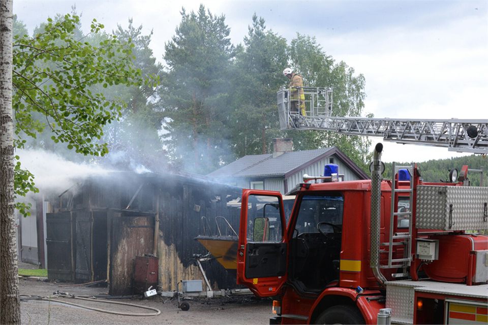 Båt och uthus förstördes i brand utanför Grums