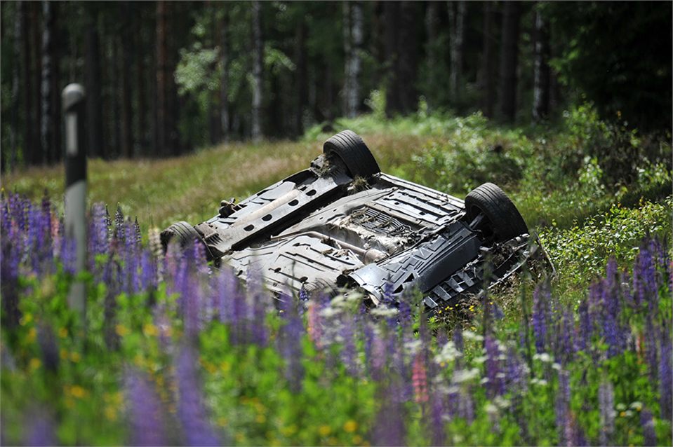Bil på taket efter bilvolt