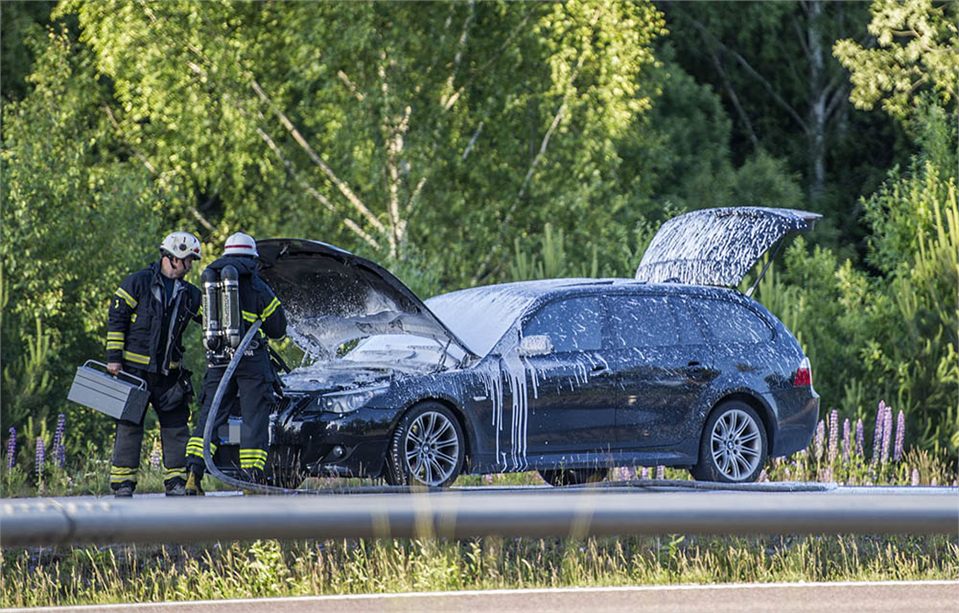 Bil började brinna under färd