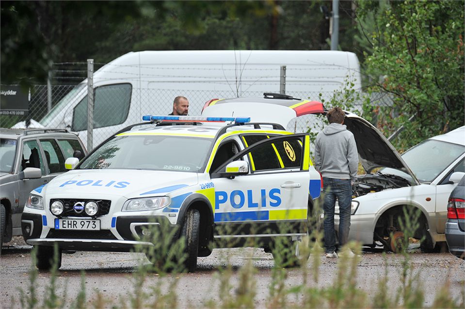 Larm om inbrott i bil
