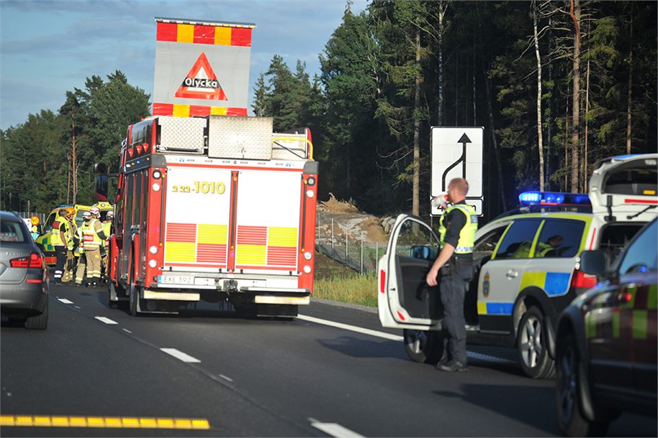 Skåpbil kolliderade med lastbil på E18 i Karlstad