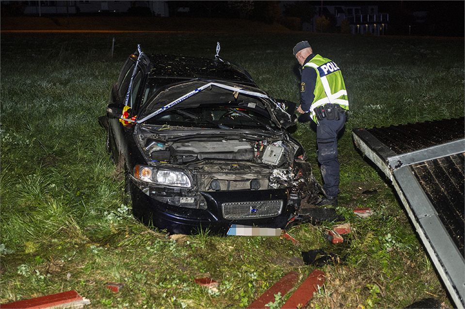 26-årig rattfyllerist voltade in i busskur i Molkom