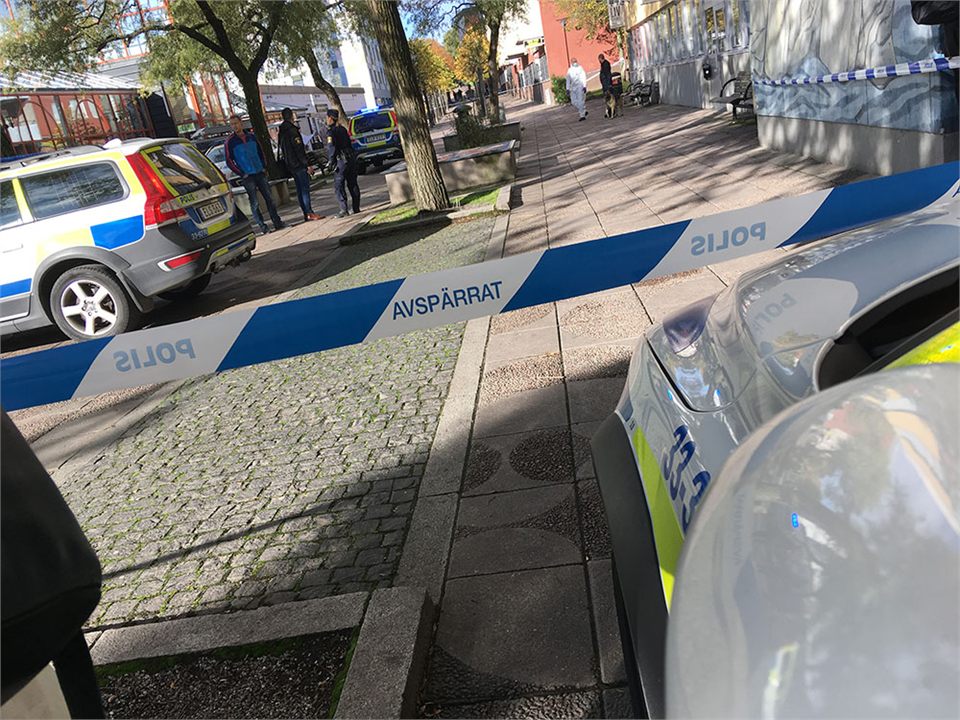 Man knivhuggen i halsen i Tensta - avled