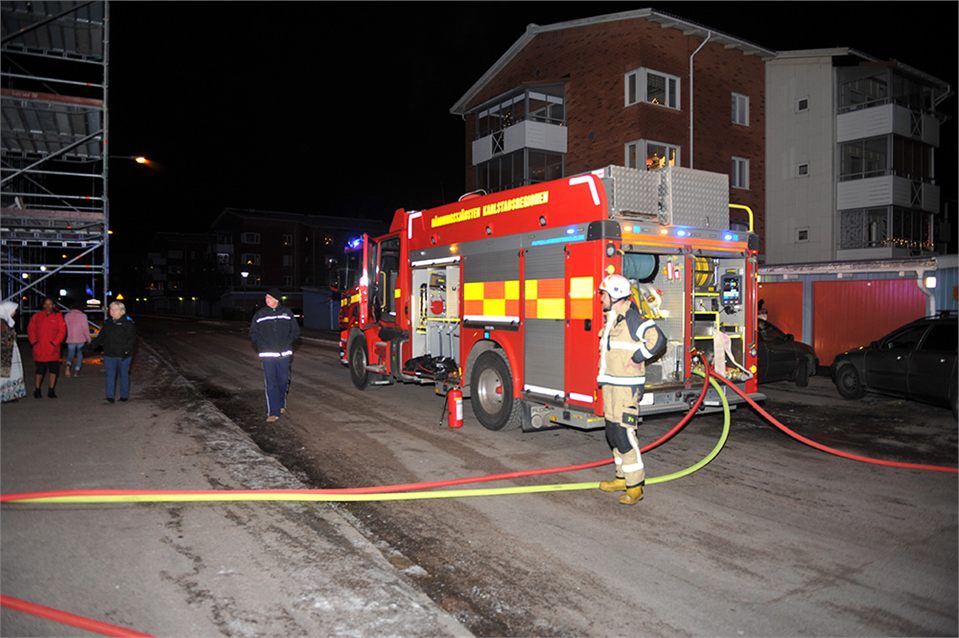 Brand i pappershög i hyreshus i Karlstad