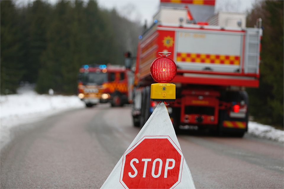 Bil kolliderade med träd i Bålsta