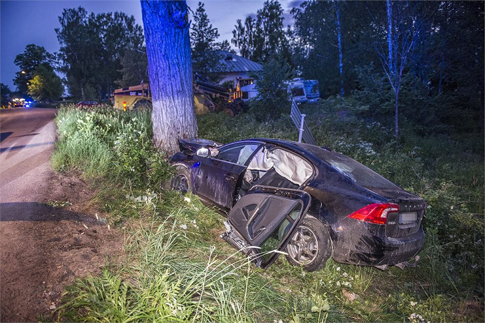 Man förd med ambulanshelikopter till sjukhus efter olycka