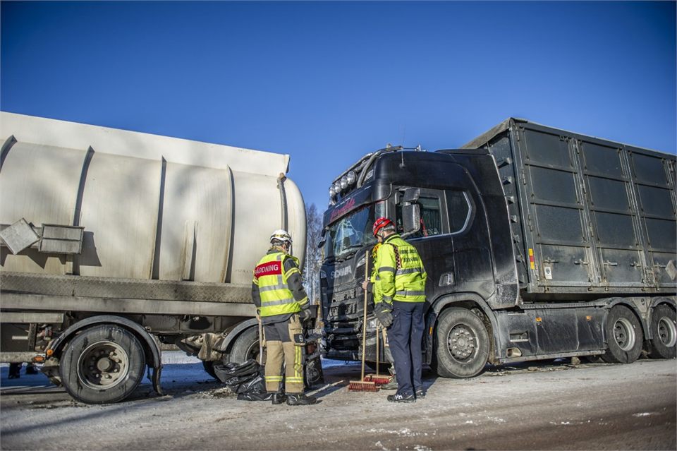Två lastbilar i krock söder om Avesta