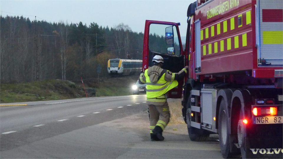 Man i 20-årsåldern avliden efter tågolycka vid obevakad övergång