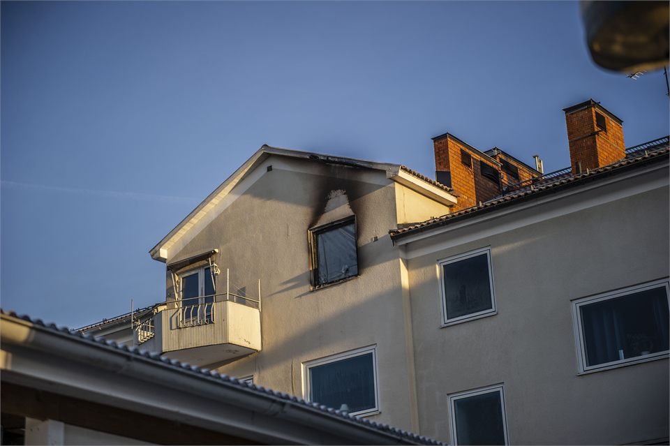 Lägenhet totalförstörd efter brand