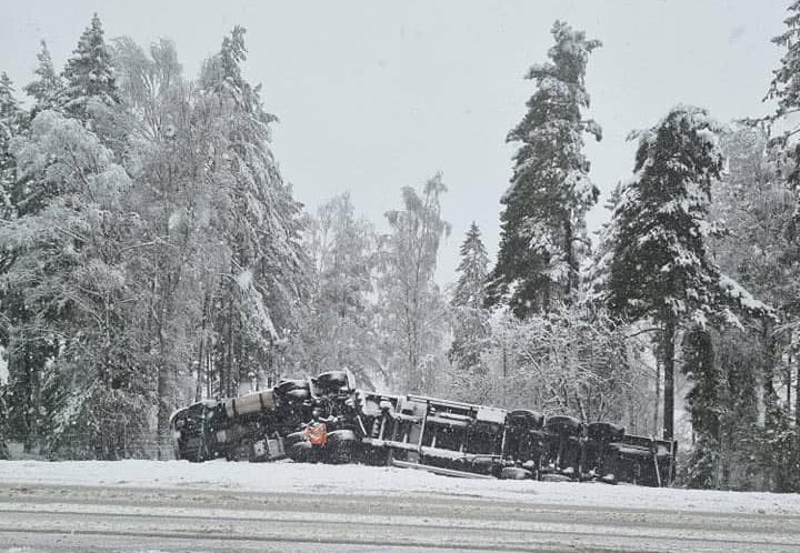 Lastbil i diket på RV26