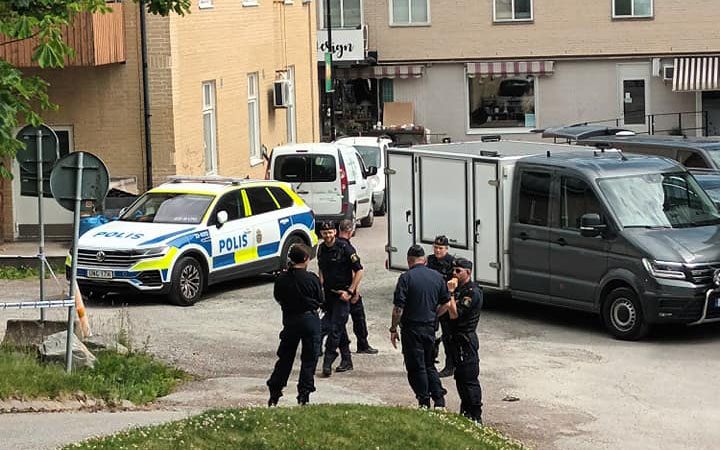 Polisinsats i centrala Årjäng – Polisen: ”Grovt brott”