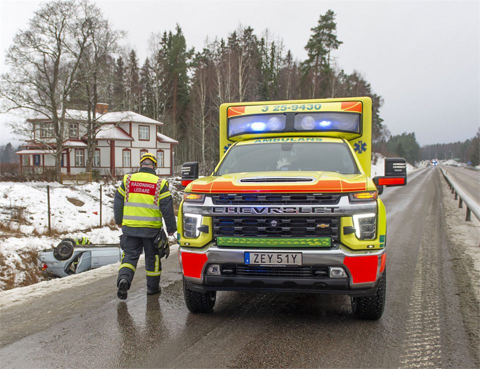Personbil voltade av väg 70 söder om Hedemora