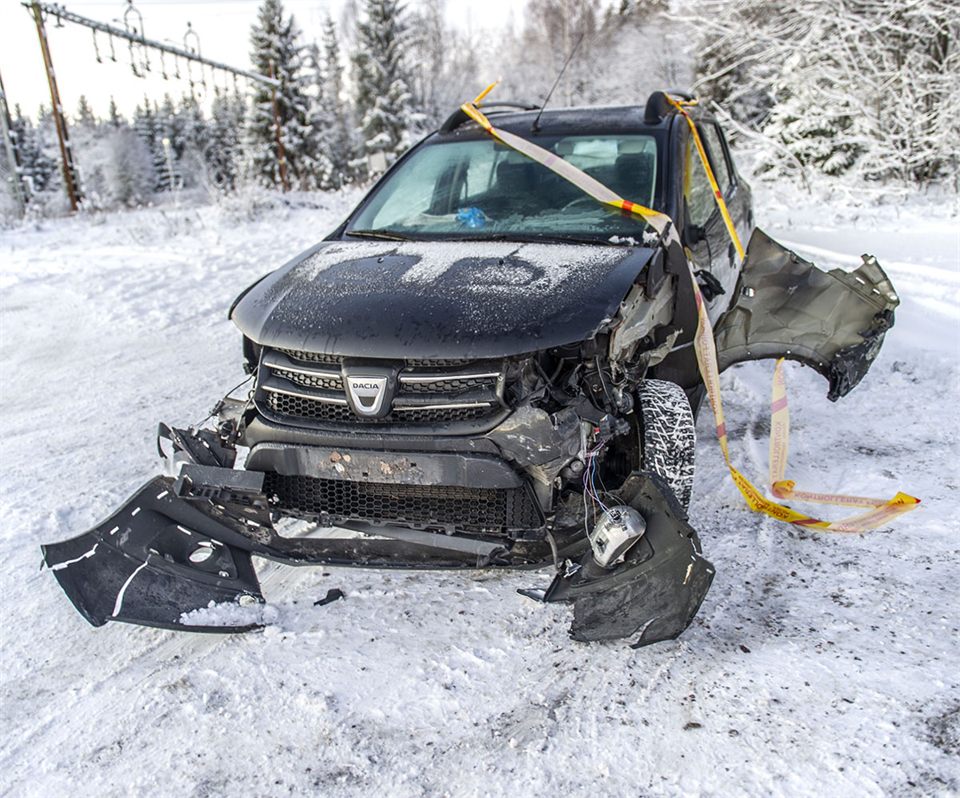 En till sjukhus efter kollision med plogbil