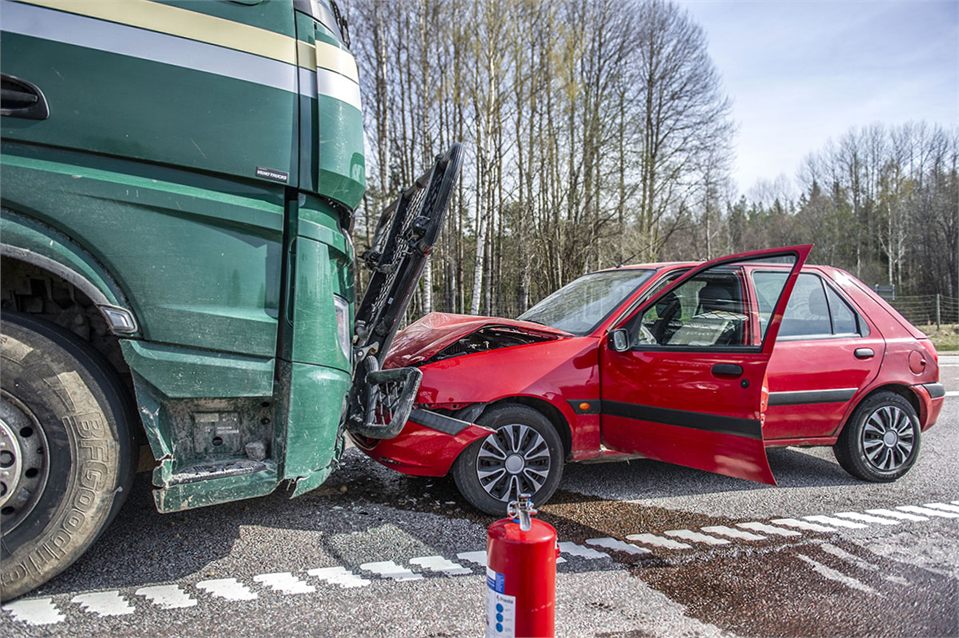 Lastbil och personbil i kollision mellan Hedemora och Säter