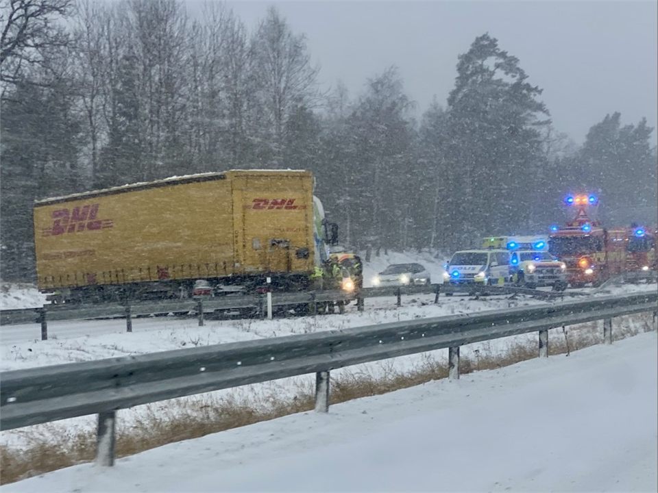 Stopp på E18 efter dubbla olyckor
