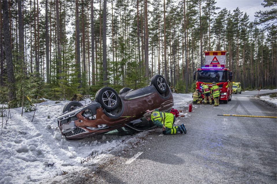 Personbil voltade av länsväg 765 norr om Sala
