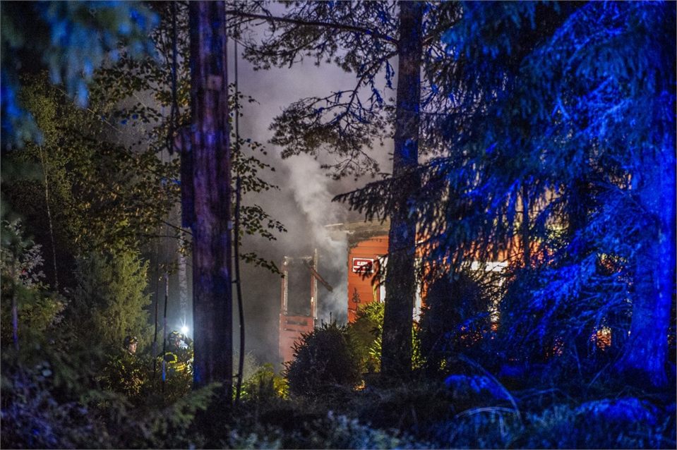 Sommarstuga totalförstörd efter brand utanför Sala