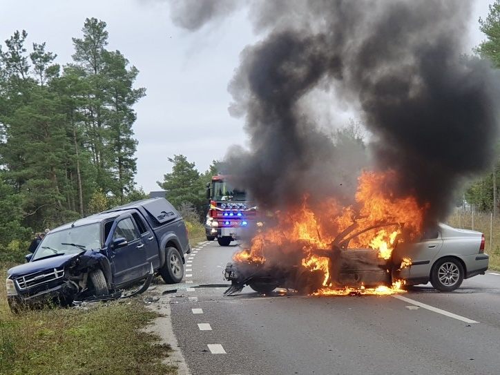 Kraftig bilbrand efter kollision mellan två bilar