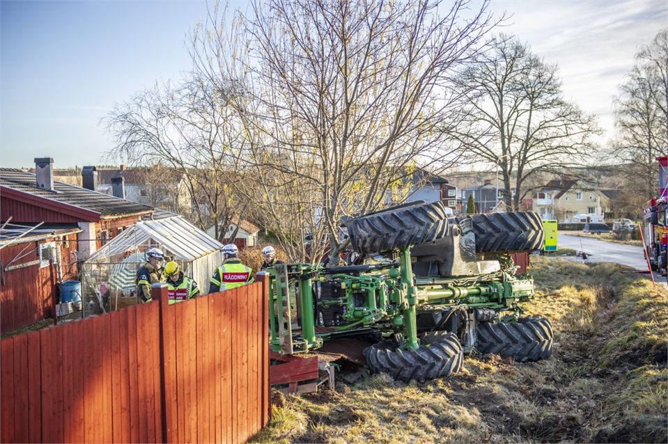 Traktor med släp fick sladd – hamnade i villaträdgård