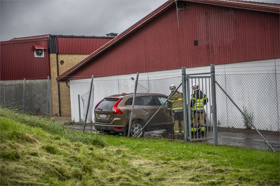 Personbil kört av parkering och nerför en slät mot en byggnad i Hedemora