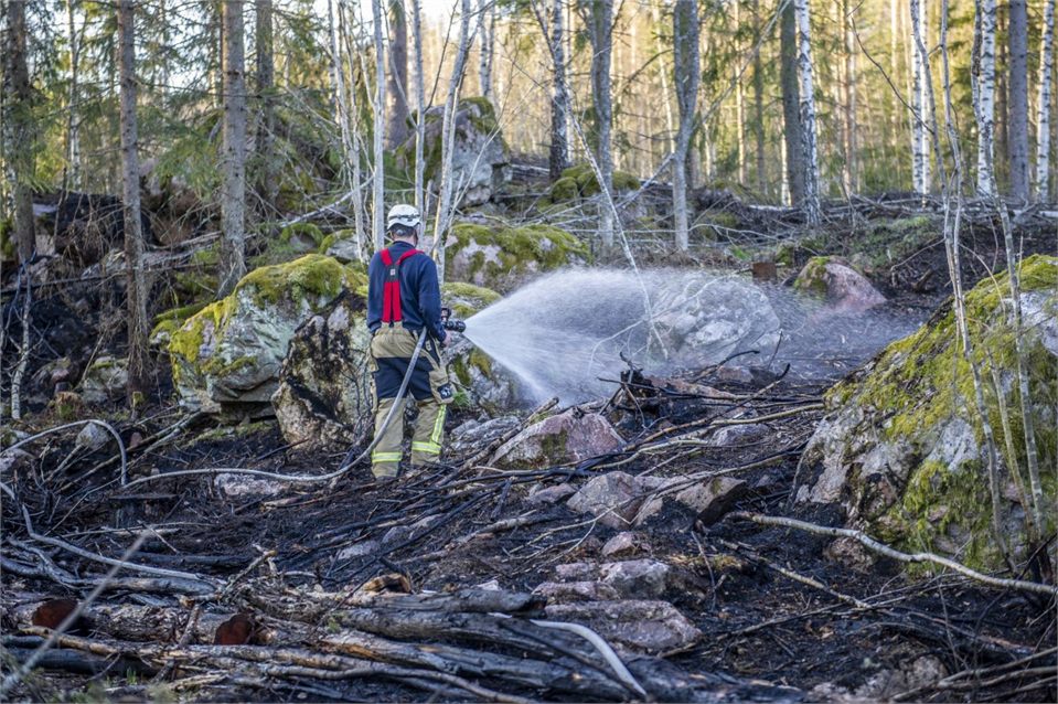 Skogsbrand vid Kolpebo – flera räddningsstyrkor på plats